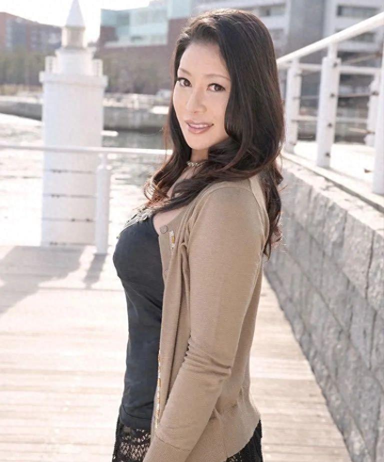 最新美熟女排名，魅力不减，风采依旧闪耀